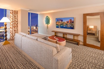 Deluxe Room, 1 King Bed, Accessible Bathtub (High Floor)