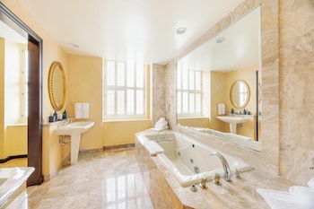 Suite, 1 King Bed (1200 SqFt)