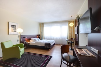 Standard Studio, 1 Queen Bed, Kitchenette (Shower Only)