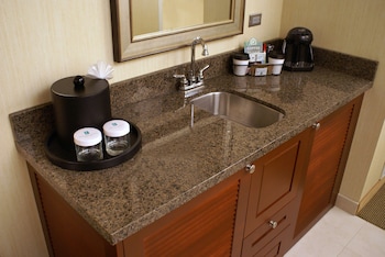 Suite, 1 King Bed, Accessible, Bathtub (Mobility & Hearing)