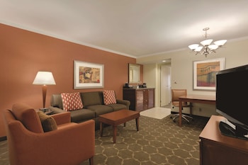 Suite, 1 King Bed, Accessible, Bathtub
