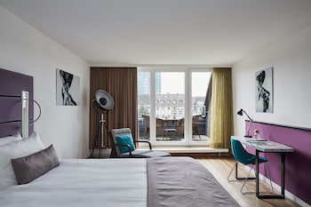 Premium Room, 1 King Bed, Balcony, Garden View