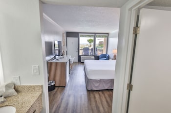 Room, 1 King Bed (Pool View)