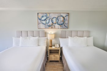 Room, 2 Queen Beds, City View