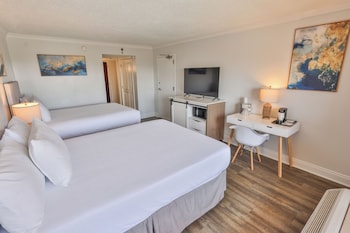 Room, 2 Queen Beds, Pool View
