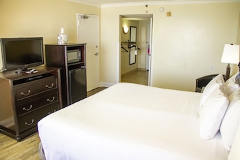 Room, 1 King Bed, Accessible (Bathtub w/ Grab Bars)