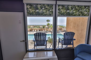 Room, 2 Queen Beds, Pool View