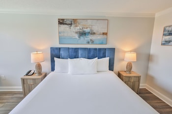 Room, 1 King Bed (Pool View)