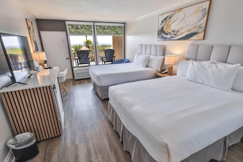 Room, 2 Queen Beds, Pool View