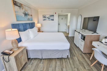 Room, 1 King Bed (Pool View)