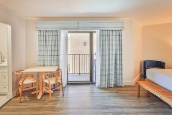Studio, 1 King Bed (Bahama, Partial View)