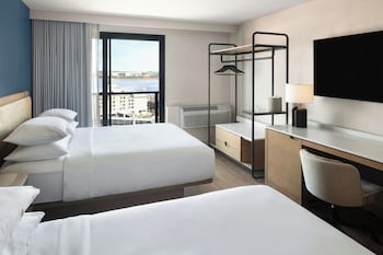 Guest room, 2 Queens, Harbour View