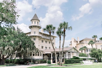 Clubhouse Island View Queen
