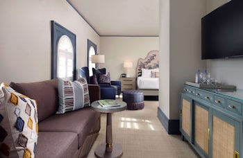 Clubhouse Parlor King