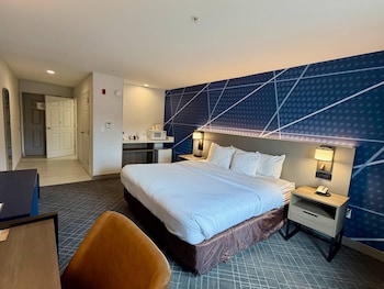 1 Queen Bed, Accessible