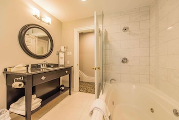 Standard Room, 1 Queen Bed, Balcony, Courtyard Area