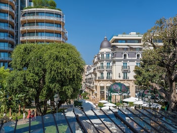 Deluxe room, city or courtyard view