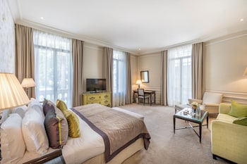 Suite, city or courtyard view