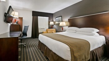 Standard Room, 1 King Bed, Non Smoking, Refrigerator & Microwave (Walk-in Shower)