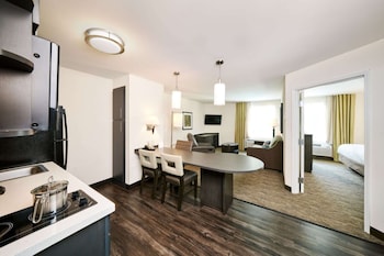 Suite, 1 Queen Bed, Accessible (Mobility Tub One Bedroom)