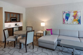 Suite, 1 King Bed (Kingsley)