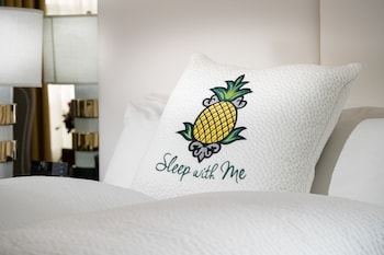 Room, 1 King Bed (Celebrity)