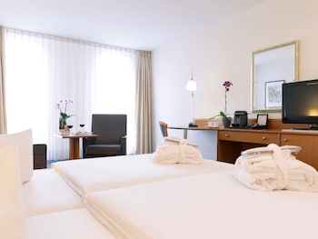 Standard Room, 1 Queen Bed