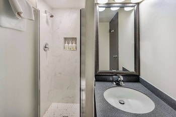 Standard Room, 1 Queen Bed (Street View)