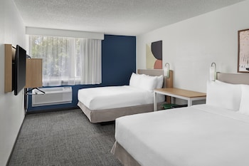 Room, 2 Queen Beds, Accessible (Mobility & Hearing, Roll-in Shower)