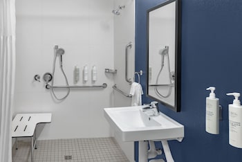 Room, 2 Queen Beds, Accessible (Mobility & Hearing, Roll-in Shower)