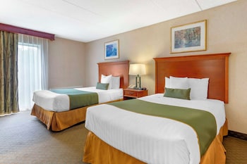 Standard Room, 2 Double Beds, Accessible, Bathtub