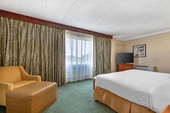 Suite, 1 King Bed, Non Smoking, Refrigerator & Microwave (Penthouse;Oversized Room;with Sofabed)
