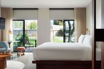 Room, 1 King Bed, Accessible, Bathtub (Pool View)