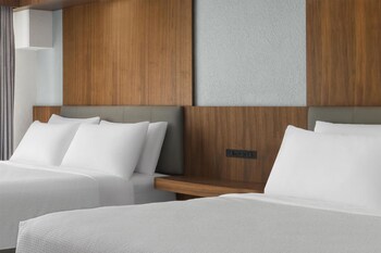 Standard Room, 2 Queen Beds, Non Smoking, Poolside