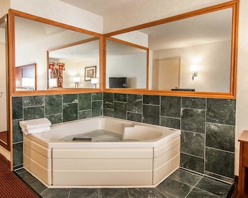 Deluxe Room, 1 King Bed, Non Smoking, Hot Tub (2-Person)