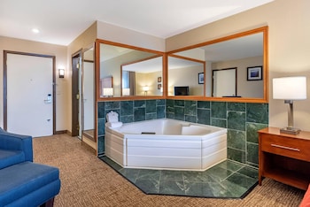 Deluxe Room, 1 King Bed, Non Smoking, Hot Tub (2-Person)