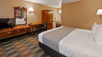Standard Room, 1 Queen Bed, Smoking, Refrigerator & Microwave