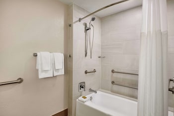 Room, 2 Queen Beds, Accessible, Bathtub