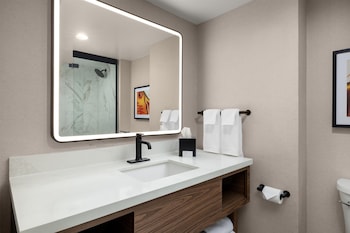 Standard Suite, 1 King Bed
