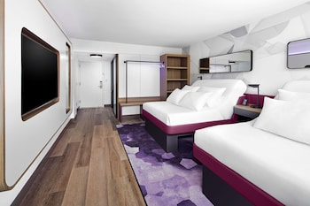 Room, 2 Queen Beds, Accessible (1st Cls, Mob & Hear, Roll-In Shwr)