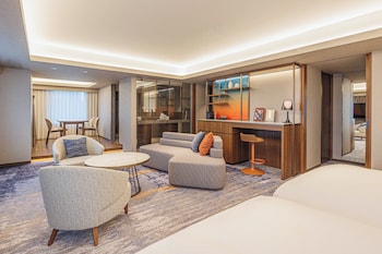 Junior Suite, 2 Twin Beds, Accessible, Club Lounge Access