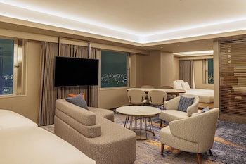 Junior Suite, 2 Twin Beds, Accessible, Club Lounge Access