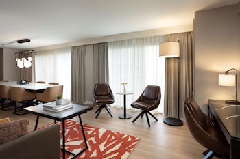Suite (Riverbend)