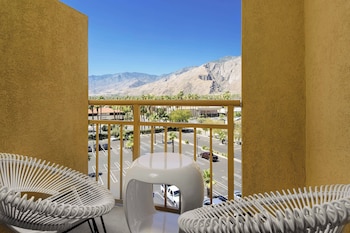 Junior Suite, 1 King Bed with Sofa bed, Mountain View