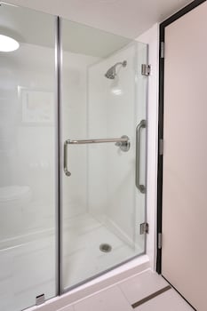 Room, 1 King Bed (Mobility/Hearing Access, Roll-In Shwr)