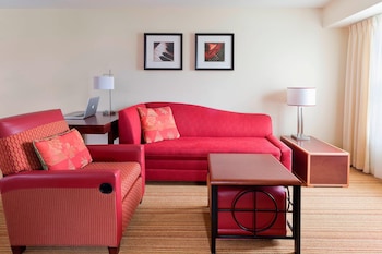 Suite, 2 Bedrooms, Fireplace (Mobility/Hearing Access, Roll-in Shwr)
