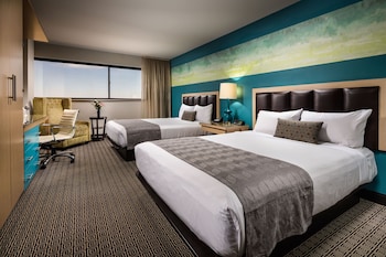 Grand Room, 2 Queen Beds (Deluxe)