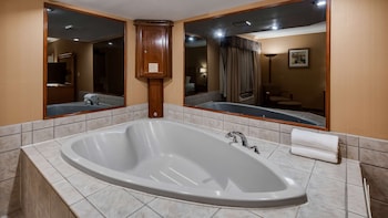 Standard Room, 1 King Bed, Non Smoking, Jetted Tub