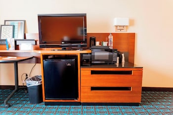 Room, 1 King Bed, Hearing Accessible (Roll-in Shower)