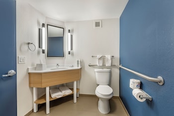 Room, 1 Queen Bed, Accessible, Bathtub (Mobility)